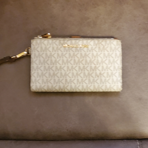 Michael Kors Handbags - Michael Kors Wristlet